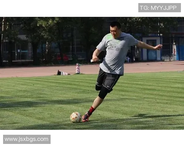 掌握足球切球技巧提升比赛表现的全面指南与训练方法 掌握足球切球技巧提升比赛表现的全面指南与训练方法